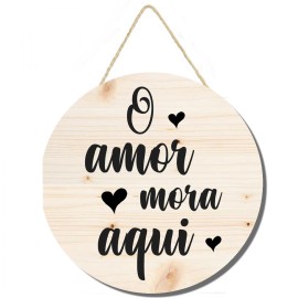 Plaquinha Decorativa feito em mdf com frase O amor mora aqui cod 191