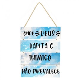 Placa decorativa onde Deus habita o inimigo no prevalece 51